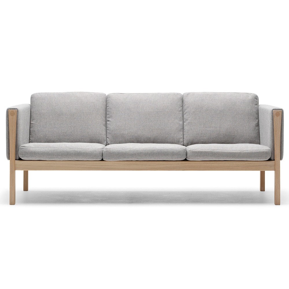 Sofá CH163 en tela de Carl Hansen and Son con un diseño moderno y elegante que entrega calidad a cualquier espacio.