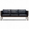 Sofá CH163 piel de Carl Hansen and Son con un diseño único que entrega calidez y modernidad.