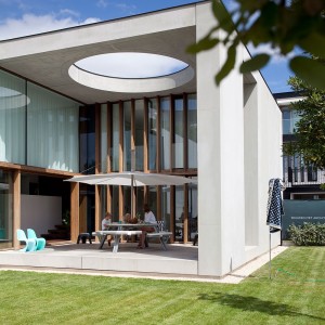 Mesa terraza con bancos Gargantua de Extremis. Mueble de exterior.