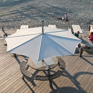 Mesa terraza con bancos Gargantua de Extremis. Mueble de exterior.