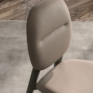 Silla Giotto de Ozzio design. Silla con estructura de madera.