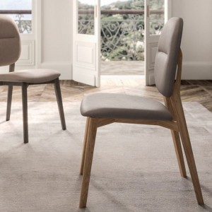 Silla Giotto de Ozzio design. Silla con estructura de madera.