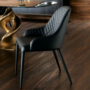 Sillón Betta de Ozzio design. Estructura metálica tapizada en piel, ecopiel o terciopelo.