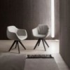 Sillón Delia de Ozzio design. Estructura en madera y tapizado en piel, ecopiel o terciopelo.