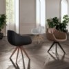 Sillón Delia de Ozzio design. Estructura en madera y tapizado en piel, ecopiel o terciopelo.
