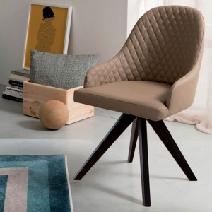 Sillón Olimpia de Ozzio design. Estructura en madera y tapizado en piel, ecopiel o terciopelo.