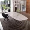 Sillón Olimpia de Ozzio design. Estructura en madera y tapizado en piel, ecopiel o terciopelo.