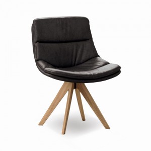 Sillón Sally de Ozzio design. Estructura en madera y tapizado en piel o terciopelo.