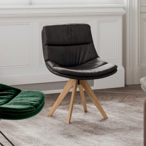 Sillón Sally de Ozzio design. Estructura en madera y tapizado en piel o terciopelo.