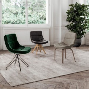 Sillón Sally de Ozzio design. Estructura en madera y tapizado en piel o terciopelo.