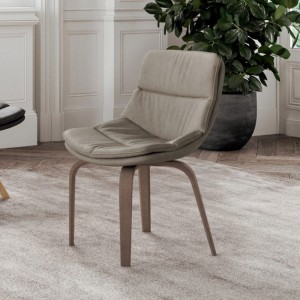 Sillón Selena de Ozzio design. Estructura en madera y tapizado en piel o terciopelo.