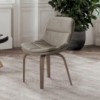 Sillón Selena de Ozzio design. Estructura en madera y tapizado en piel o terciopelo.