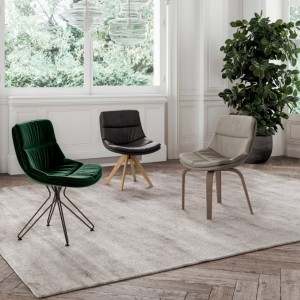Sillón Selena de Ozzio design. Estructura en madera y tapizado en piel o terciopelo.