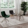 Sillón Selena de Ozzio design. Estructura en madera y tapizado en piel o terciopelo.