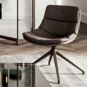 Sillón Sveva de Ozzio design. Estructura en metal y tapizado en piel o terciopelo.