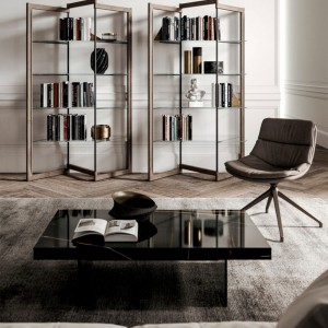 Sillón Sveva de Ozzio design. Estructura en metal y tapizado en piel o terciopelo.