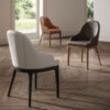 Sillón Thelma de Ozzio design. Estructura en madera y tapizado en piel, ecopiel o terciopelo.
