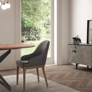 Sillón Thelma de Ozzio design. Estructura en madera y tapizado en piel, ecopiel o terciopelo.