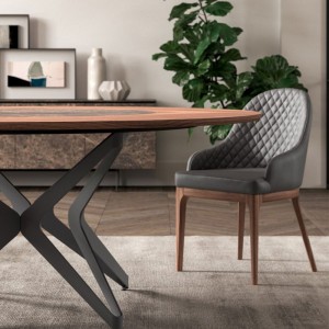 Sillón Thelma de Ozzio design. Estructura en madera y tapizado en piel, ecopiel o terciopelo.