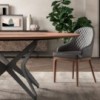 Sillón Thelma de Ozzio design. Estructura en madera y tapizado en piel, ecopiel o terciopelo.