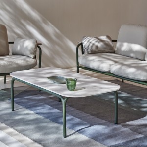 Mesa baja Capa de Gandia Blasco. Muebles de diseño moderno para exterior.
