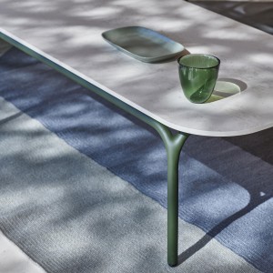 Mesa baja Capa de Gandia Blasco. Muebles de diseño moderno para exterior.