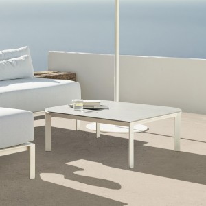 Mesa baja Solanas de Gandia Blasco. Mesas de diseño para terrazas y patios.