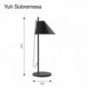 Lámpara Yuh sobremesa de Louis Poulsen con un diseño moderno y elegante.