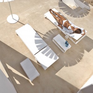 Mesa para tumbona Flat para exterior de Gandia Blasco. Mesas de diseño.