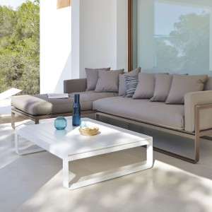 Mesa Flat Baja de Gandía Blasco. Mesa moderna para exterior de aluminio.