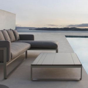 Mesa Flat Baja de Gandía Blasco. Mesa moderna para exterior de aluminio.