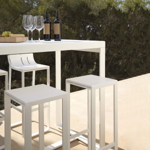 Mesa Bar Flat de Gandía Blasco. Mesa elegante para exterior con varias medidas.