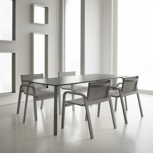 Silla Stack de Gandia Blasco. Silla cómoda con brazos para exteriores.