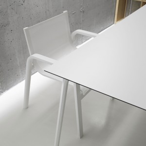 Silla Stack de Gandia Blasco. Silla cómoda con brazos para exteriores.