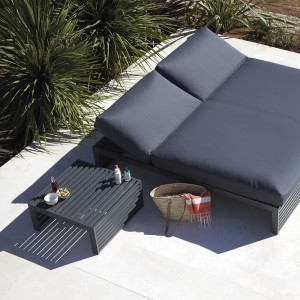 Mesa original Tumbona Dna de Gandia Blasco. Mesa para exteriores de diseño.