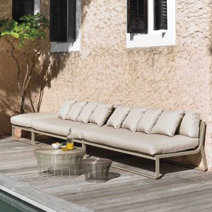 Mesa baja Aram Outdoor de diseño para jardín o terraza de Gandia Blasco.