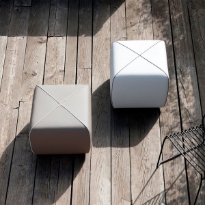 Pouf Crossed de B-Line. Muebles y complementos de exterior e interior.