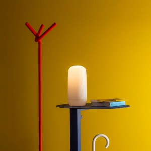 Lámpara sobremesa Gople Portable de Artemide. Diseño moderno y sofisticado.