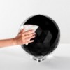 Lámpara sobremesa Huara Artemide con diseño tipo esfera, moderno y elegante.