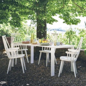 Mesa Four Outdoor de Kartell expresamente diseñada para el aire libre.