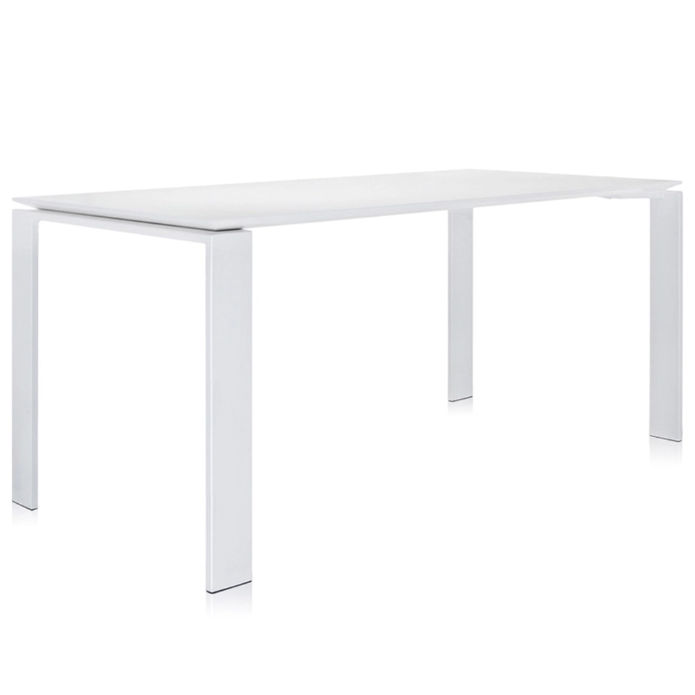 Mesa Four Outdoor de Kartell expresamente diseñada para el aire libre.