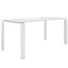 Mesa Four Outdoor de Kartell expresamente diseñada para el aire libre.