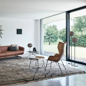 Lámpara de pie Planet de Kartell. Estructura de acero cromado o barnizado.