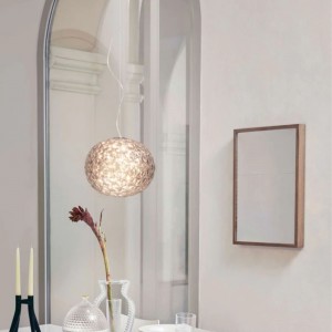 Lámpara colgante Planet de Kartell en tres colores disponibles.