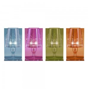 Lámpara sobremesa Take Kartell. Diseño de calidad italiana de iluminación.