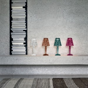 Lámpara sobremesa Big Battery Kartell transparente ideal para exteriores.