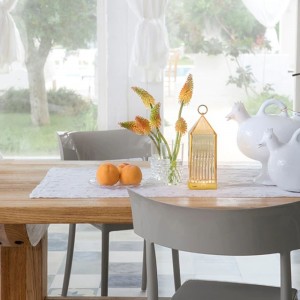 Lámpara sobremesa Lantern de Kartell transparente ideal para exteriores.