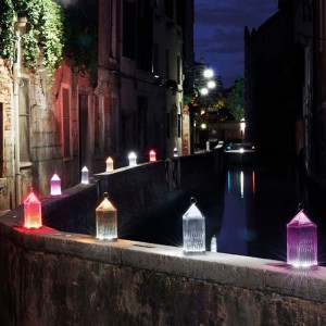 Lámpara sobremesa Lantern de Kartell transparente ideal para exteriores.