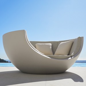Cama exterior modelo Moon Daybed  diseño de Ramón Esteve para Vondom