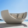 Cama exterior modelo Moon Daybed  diseño de Ramón Esteve para Vondom